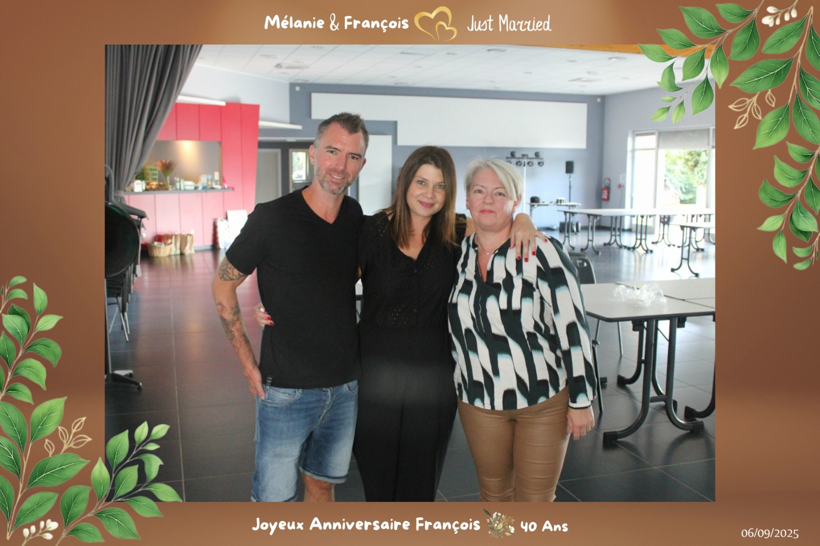François, son épouse et Estelle devant le photobooth pour un anniversaire avec annonce de mariage