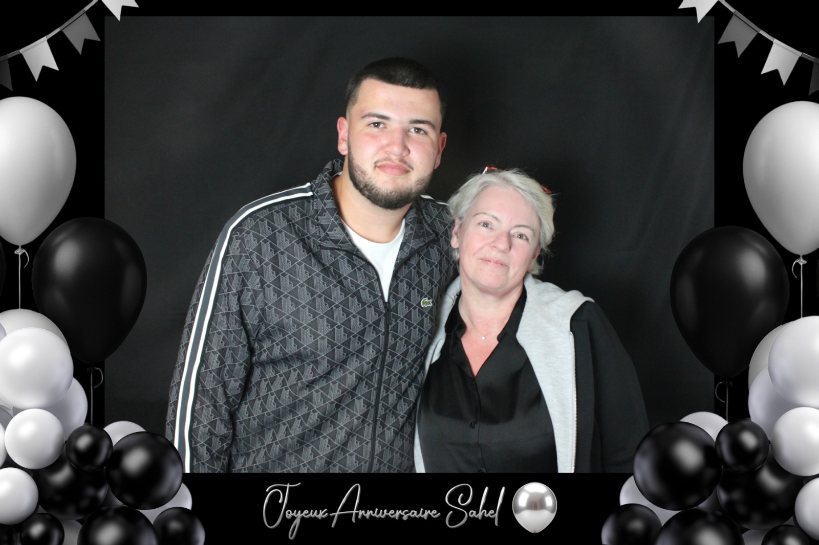 Estelle aux côtés de Sael lors d’un anniversaire avec photobooth